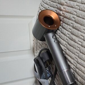 Dyson Supersonic FAST DRYING. NO EXTREME HEAT. w/ attachments**